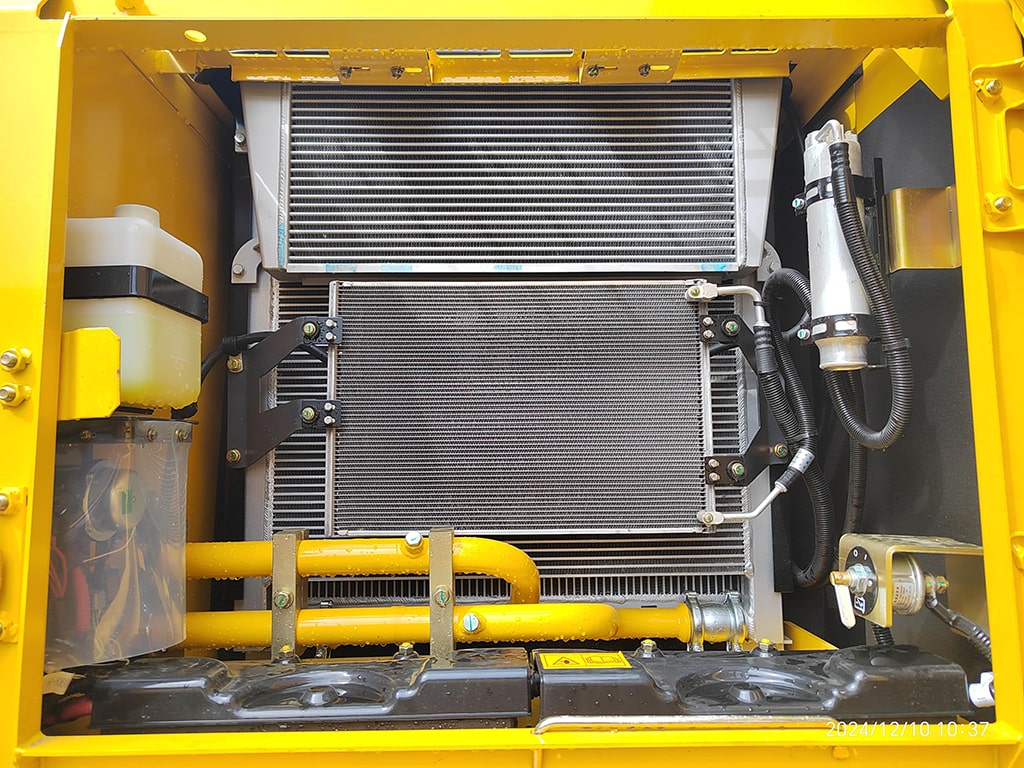 Aiglo-AG821-Excavator-parallel-radiator-and-cooler-layout